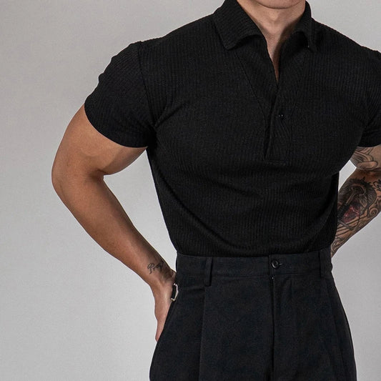 Polo côtelé noir en tricot texturé, vue de face, coupe légèrement ajustée