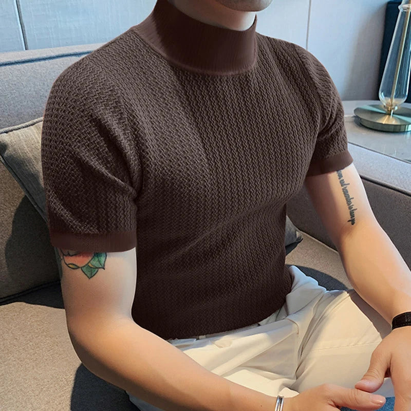 T-shirt pull en tricot marron, col montant sophistiqué et coupe ajustée