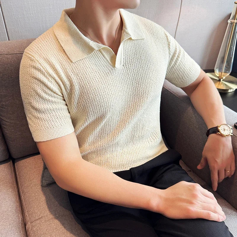 Haut blanc tricoté à manches courtes, parfait pour une tenue élégante