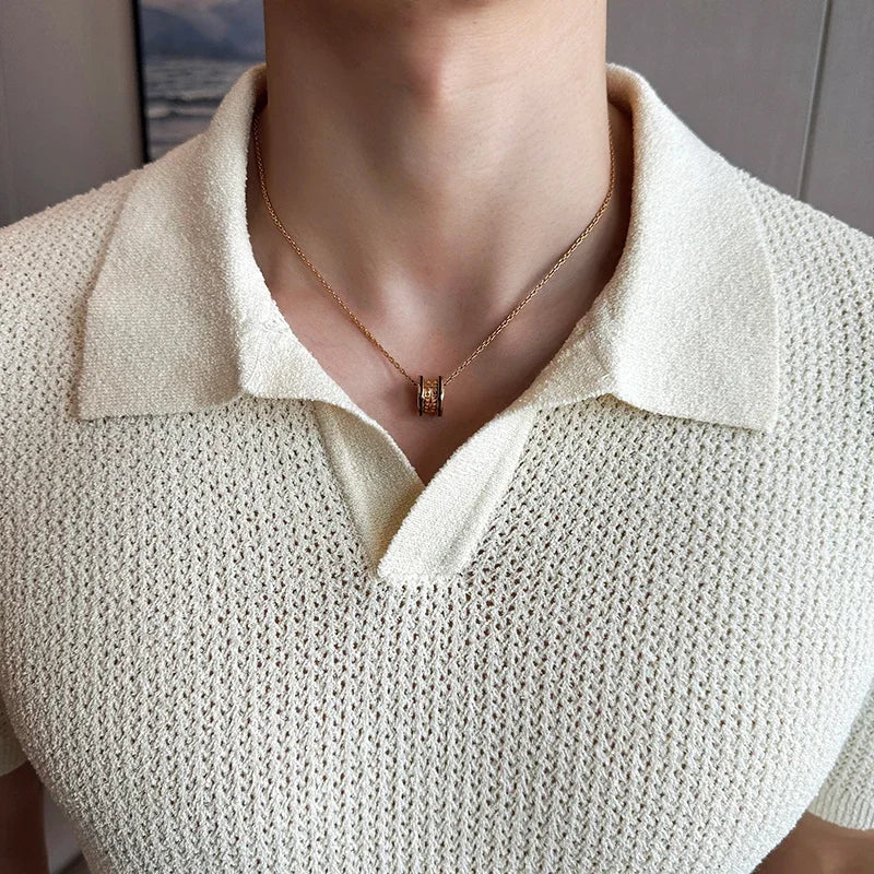 Polo blanc en maille fine, coupe ajustée, inspiré du style Old Money