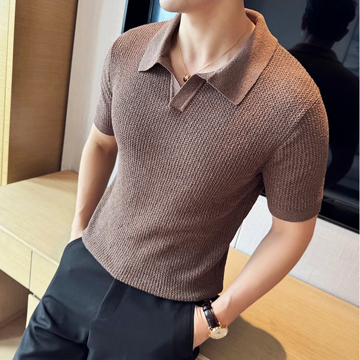 Polo marron en maille fine, coupe ajustée, idéal pour un look sophistiqué