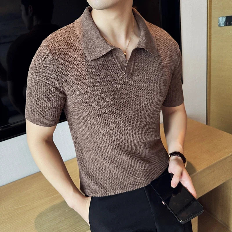 Polo marron chic et intemporel, mode Quiet Luxury