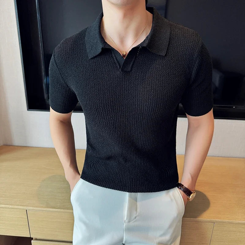Polo noir en maille fine, coupe ajustée, idéal pour un look chic et moderne