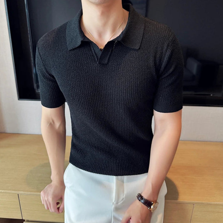 Polo noir élégant en tricot léger, inspiré du luxe discret