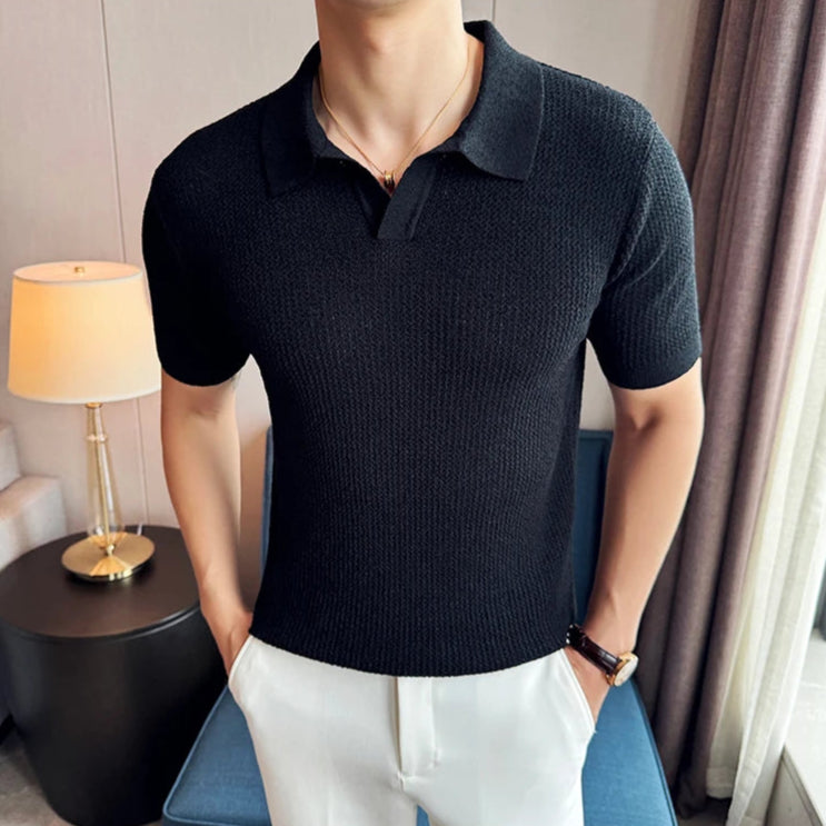 Polo tricoté noir à manches courtes avec col V, style sobre et raffiné