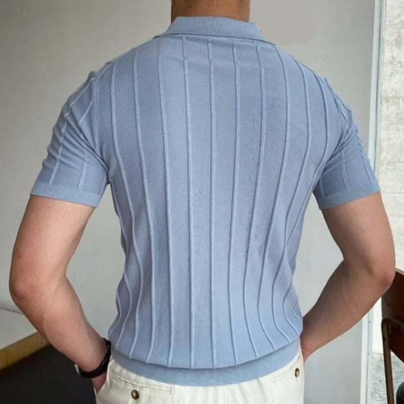 Zoom sur la texture du polo rayé bleu clair, tissu doux et respirant, manches ajustées pour un tombé impeccable.