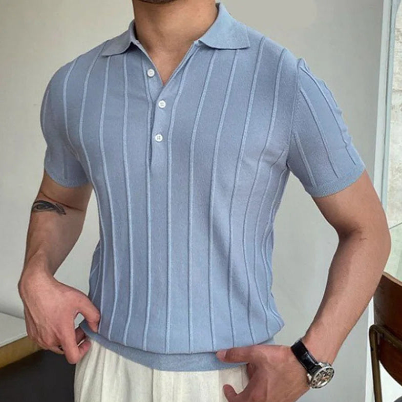 Polo rayé bleu clair pour homme, col V italien boutonné, coupe élégante et décontractée, inspiré du style Old Money