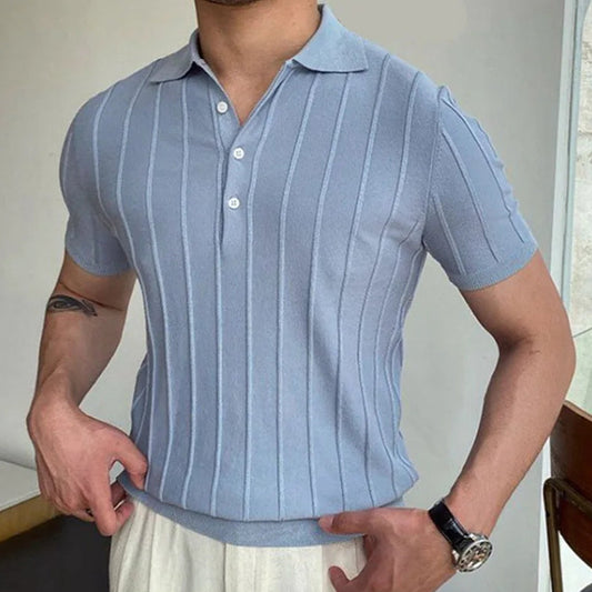 Polo rayé bleu clair pour homme, col V italien boutonné, coupe élégante et décontractée, inspiré du style Old Money