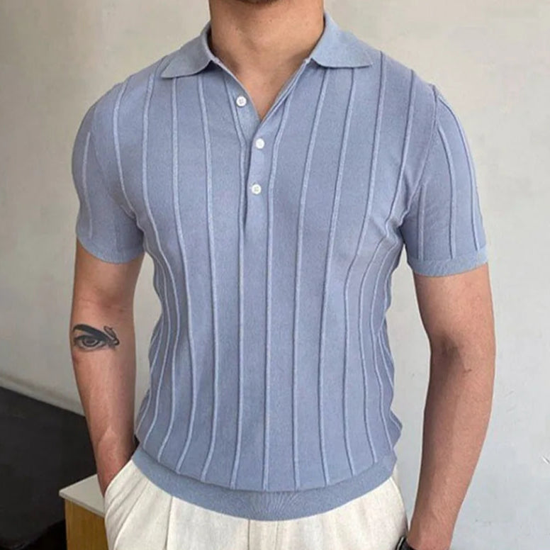 Polo rayé bleu clair en mouvement, tissu léger et fluide, parfait pour un confort optimal et une allure sophistiquée.