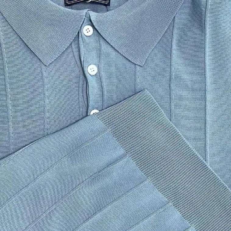 Boutons nacrés et revers soignés du col V italien d’un polo rayé bleu clair, une touche élégante et raffinée.
