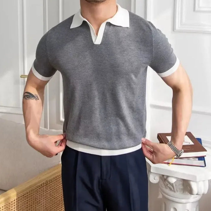 Polo bicolore gris et blanc pour homme, style old money vue de face