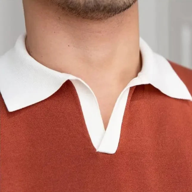 Polo slim marron à col blanc pour homme, look old money, zoom qualité tissu, zoom col