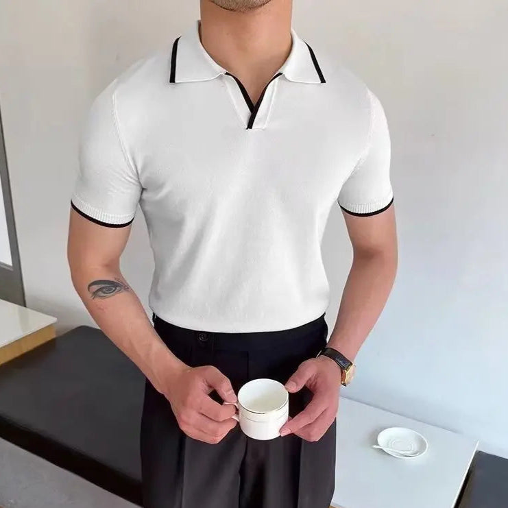 Polo blanc slim fit, tissu doux et confortable, alliant style intemporel et élégance à l’anglaise.