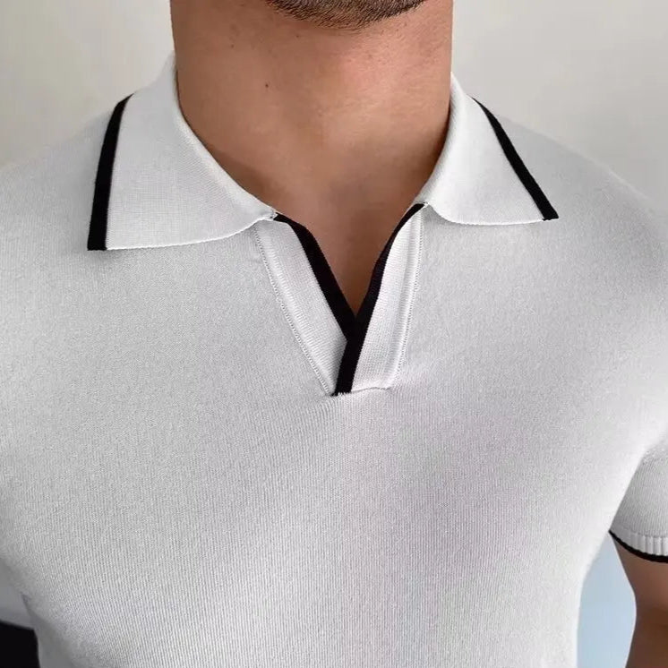Polo homme blanc, col en V, oupe slim fit, élégance à l’anglaise pour un look chic et raffiné.