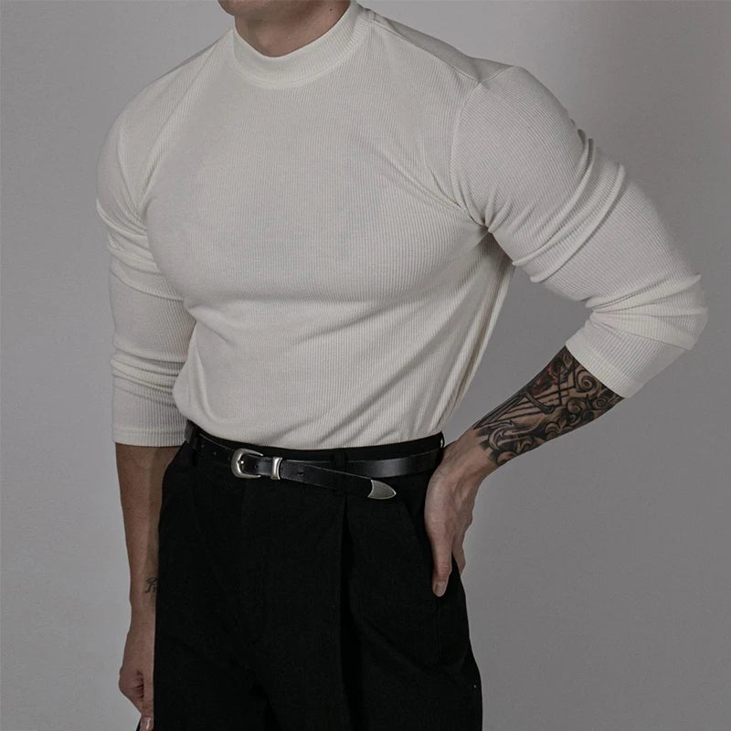 Zoom sur les finitions du pull EZEKIEL blanc, illustrant son élégance minimaliste et son tombé fluide.