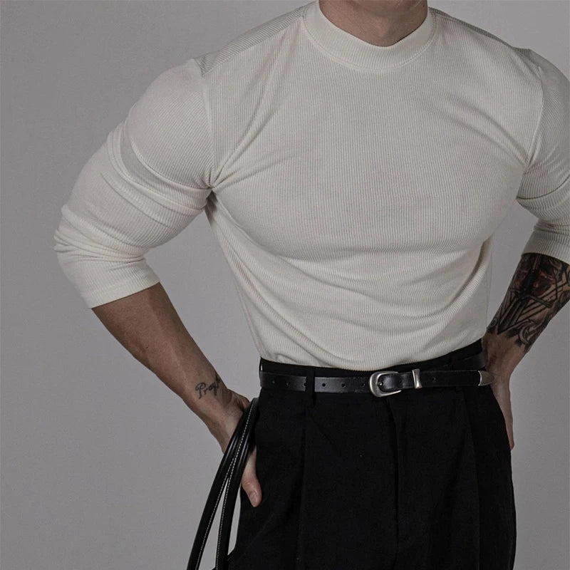 Détail du pull EZEKIEL blanc, mettant en avant sa texture côtelée raffinée et son tissu doux et respirant.