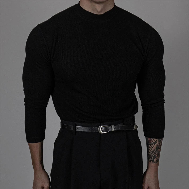 Look moderne avec le pull EZEKIEL noir, porté avec un pantalon habillé pour une allure chic et minimaliste.