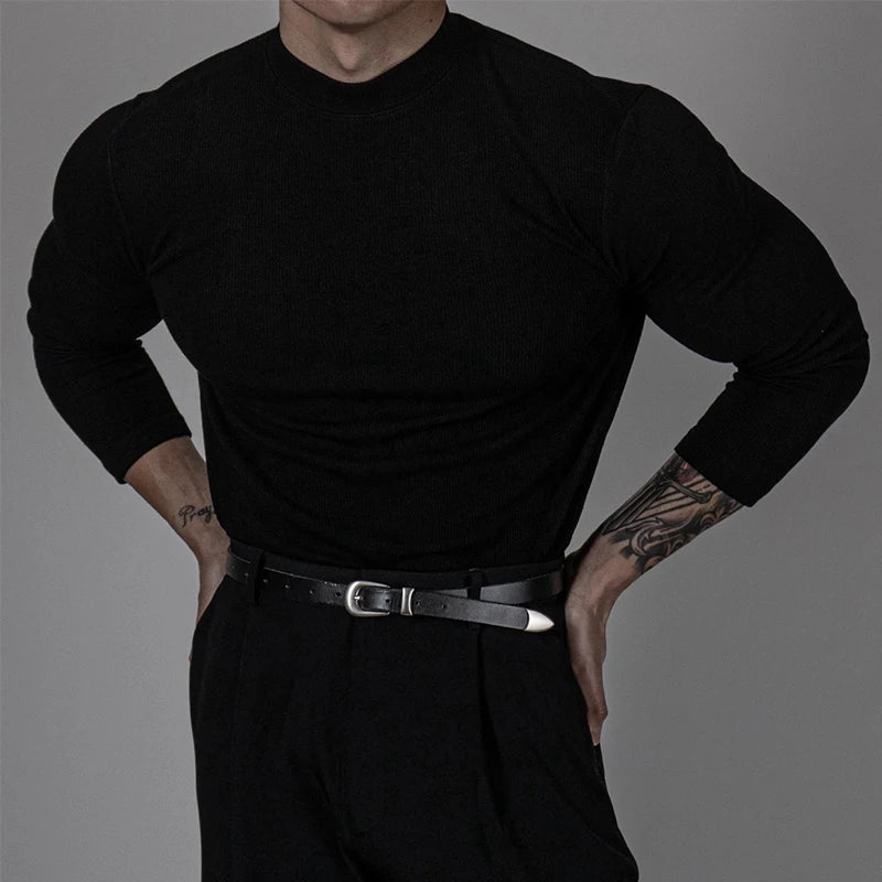 Homme en mouvement avec le pull EZEKIEL noir, illustrant son confort et sa coupe ajustée.