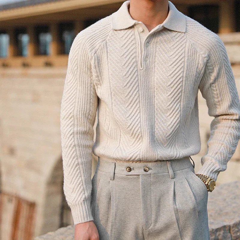 Pull beige LUCIAN avec tricot texturé, coupe moderne et col boutonné pour un look élégant, idéal pour un style old money