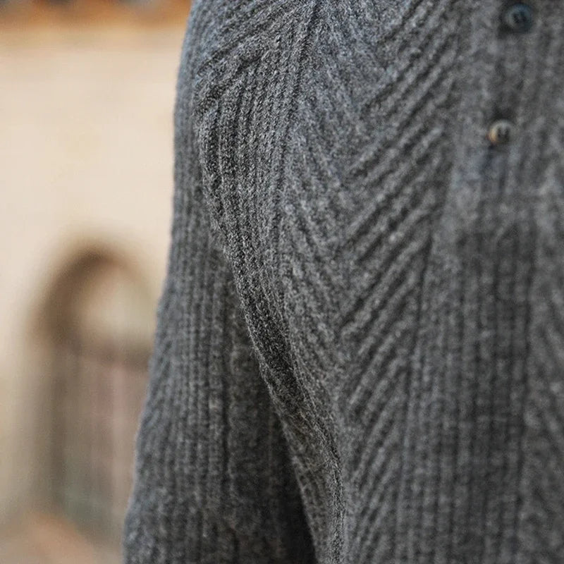 Zoom sur le pull LUCIAN gris texturé en laine avec col boutonné pour une allure élégante et un confort optimal tout au long de la journée”