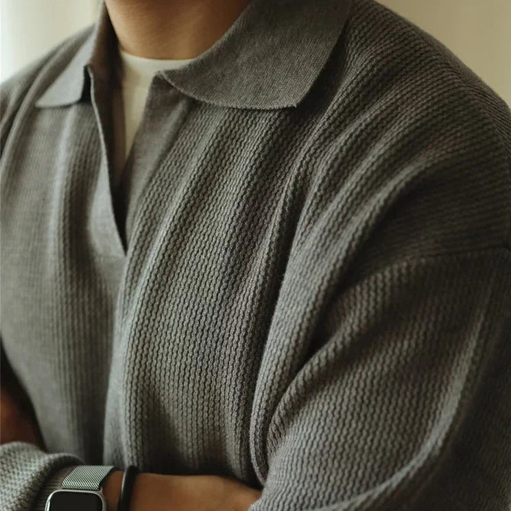 Détail du col rabattu du pull ZACHARY gris, confectionné en laine et polyester, pour un look chic et décontracté.