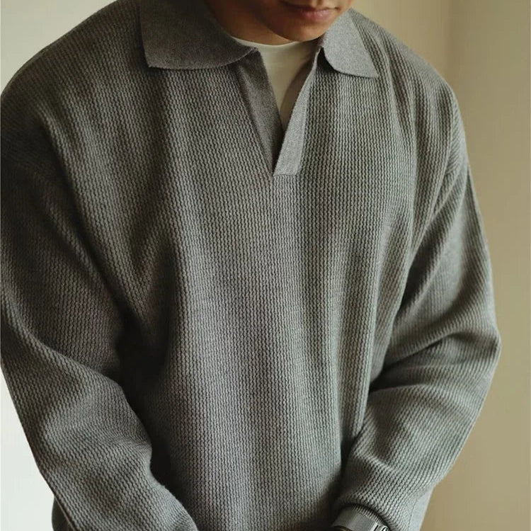 Pull ZACHARY gris avec col rabattu en tricot de laine et polyester. Style vintage et chic, manches longues, héritage old money.