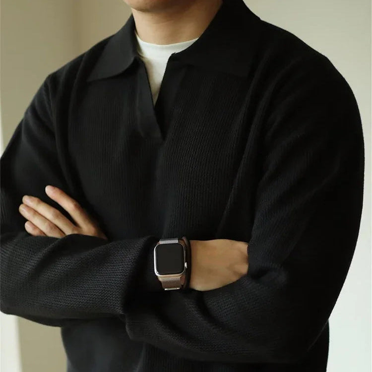 Détail du col rabattu du pull ZACHARY noir, confectionné en laine et polyester pour une allure sophistiquée et intemporelle. Style Old Money.