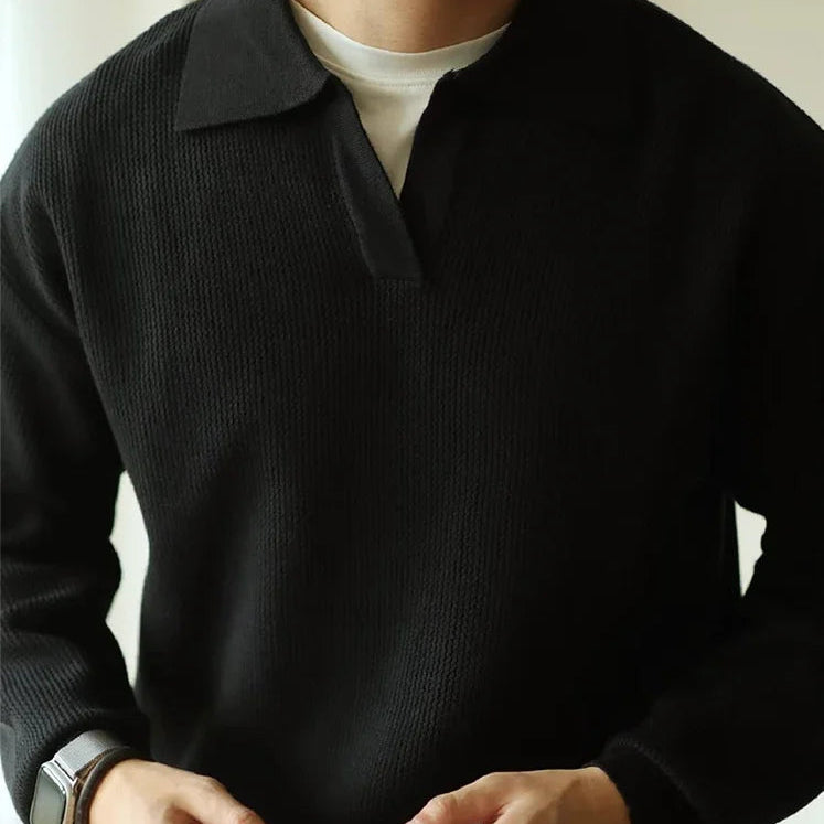 Pull ZACHARY noir avec col rabattu et manches longues, tricoté en laine de qualité et polyester, pour un style élégant et chic.