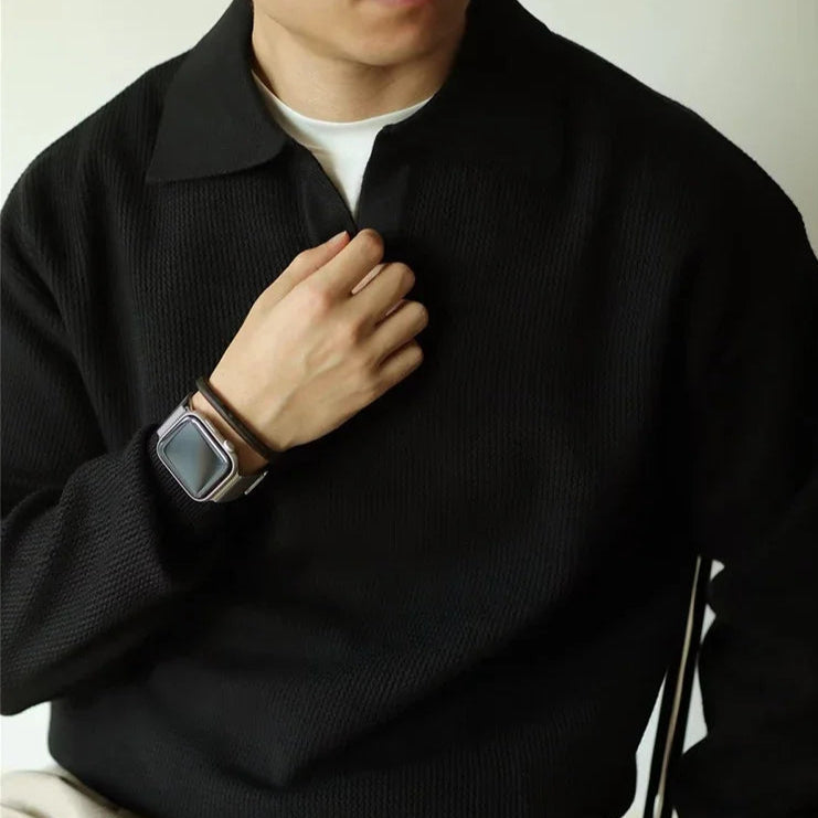 Vue de face du pull ZACHARY noir, tricoté en laine et polyester, avec un col rabattu pour un look vintage chic.