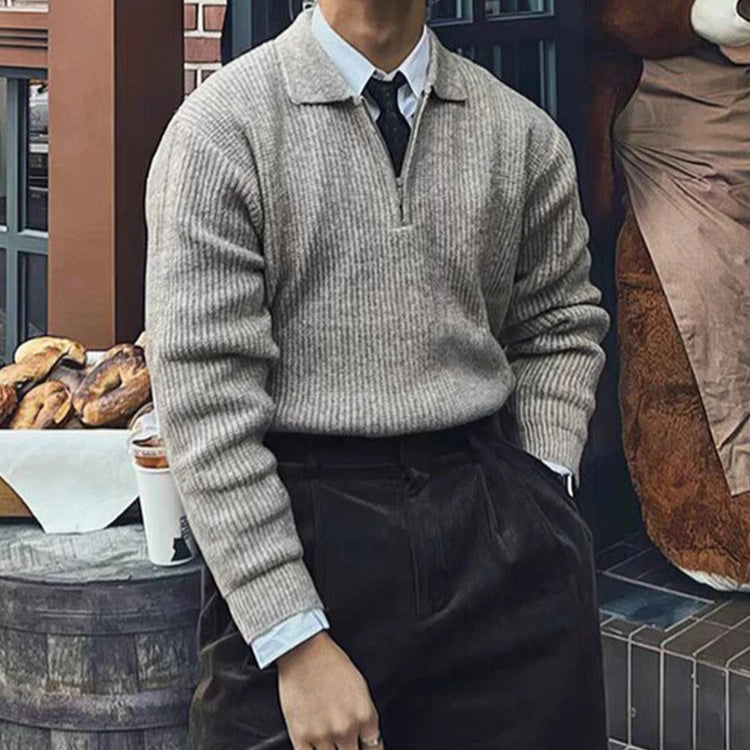 Le pull beige HARVEY zippé, une coupe raffinée avec une laine légère et respirante, offrant une silhouette épurée et une touche de sophistication discrète.