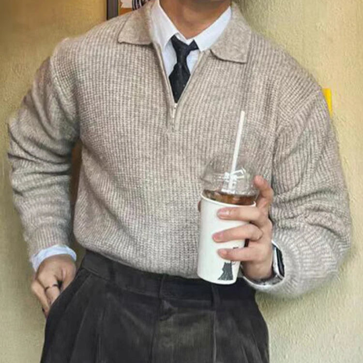 Pull beige HARVEY, laine douce et respirante avec un col zippé rabattu. Design épuré et intemporel pour une allure chic et sophistiquée.