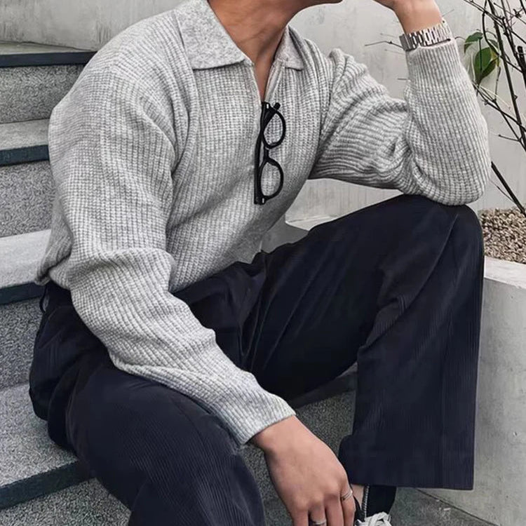 Pull HARVEY gris clair, col zippé rabattu, confectionné en laine respirante. Une pièce élégante pour ajouter une touche de sophistication à toute garde-robe masculine