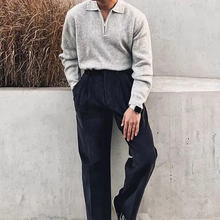 Homme qui porte le pull HARVEY gris en laine douce, avec col zippé rabattu. Un vêtement intemporel qui allie confort et élégance, parfait pour une tenue casual ou plus habillée