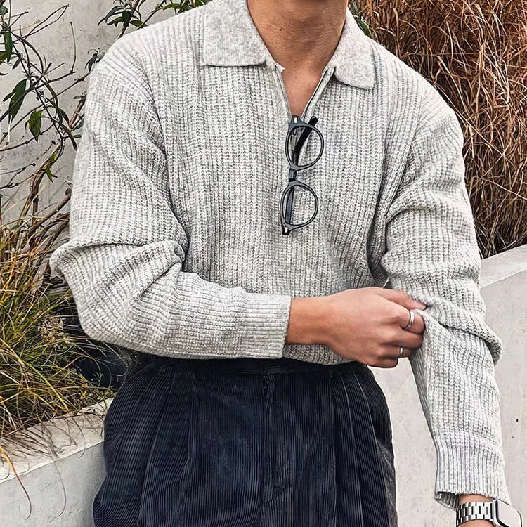 Pull gris zippé HARVEY, une coupe ajustée et raffinée avec une texture en laine douce, idéal pour un look chic et moderne. Parfait pour toutes les occasions