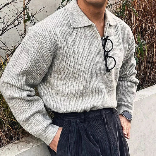 Pull zippé HARVEY en laine gris clair, élégant et intemporel, avec un col zippé rabattu sophistiqué et une coupe équilibrée. Design casual chic pour un look raffiné.