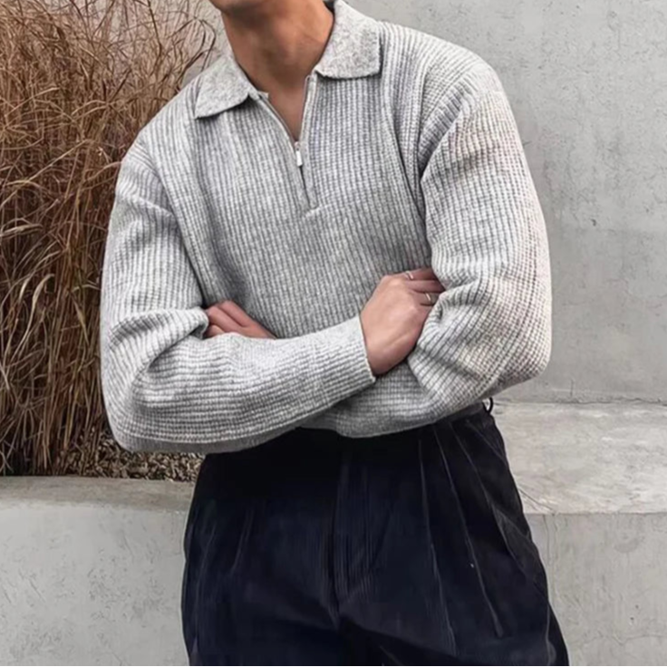 Pull HARVEY gris en laine douce, avec col zippé rabattu. Un vêtement intemporel qui allie confort et élégance, parfait pour une tenue casual ou plus habillée.