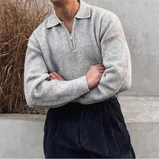 Pull HARVEY gris en laine douce, avec col zippé rabattu. Un vêtement intemporel qui allie confort et élégance, parfait pour une tenue casual ou plus habillée.
