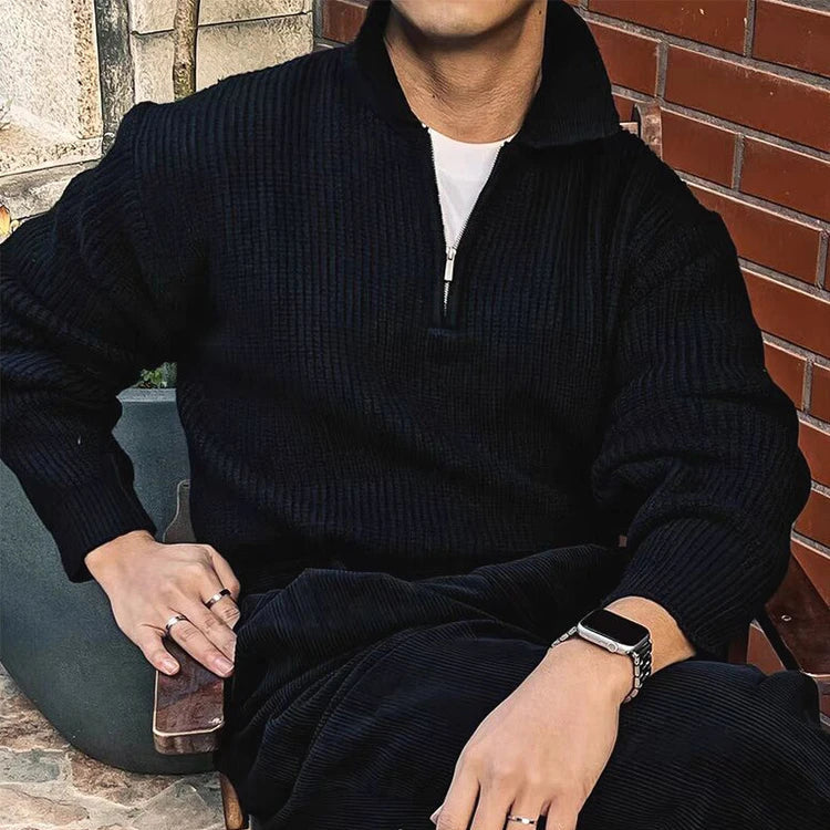 Pull HARVEY noir en laine avec col zippé, une coupe ajustée qui épouse la silhouette avec élégance. Idéal pour un style à la fois décontracté et chic.