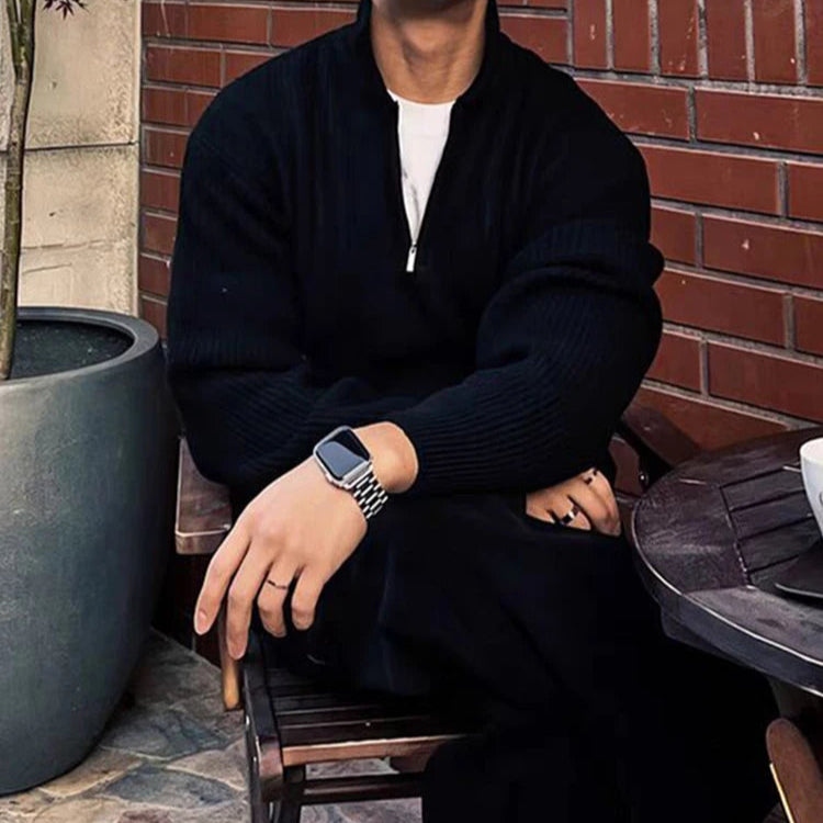 Pull zippé noir HARVEY, tricot plat en laine douce et respirante, offrant une coupe structurée pour une allure distinguée et moderne