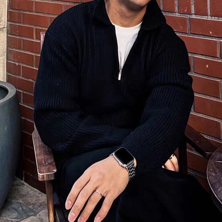 Le pull zippé HARVEY en noir, tricot en laine respirante, col rabattu sophistiqué pour un look intemporel et raffiné. Parfait pour toute occasion élégante.