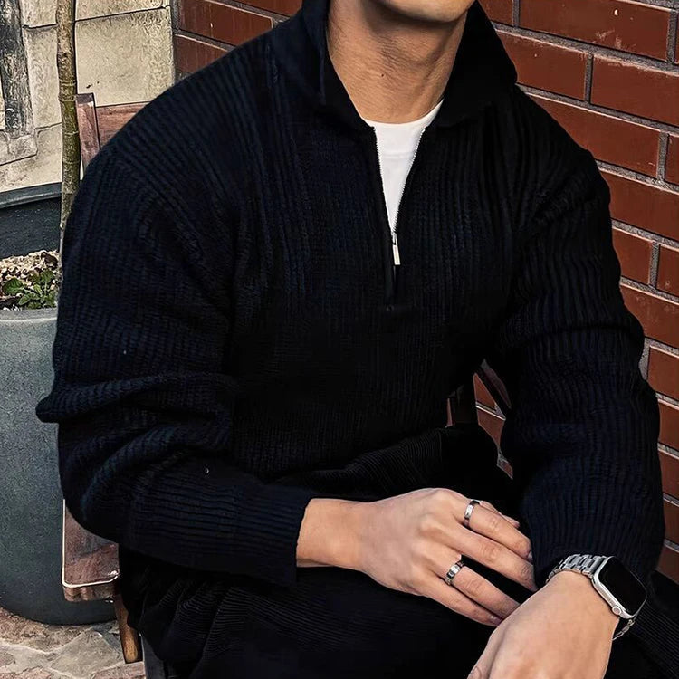 Homme portant le pull zippé noir HARVEY, tricot plat en laine douce et respirante, offrant une coupe structurée pour une allure distinguée et moderne.