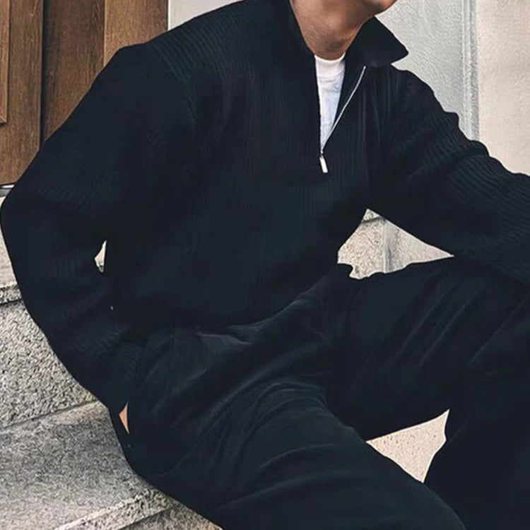 Pull HARVEY noir zippé, un design épuré avec col rabattu en laine douce. Parfait pour un look minimaliste mais raffiné, une pièce essentielle pour l’élégance quotidienne.