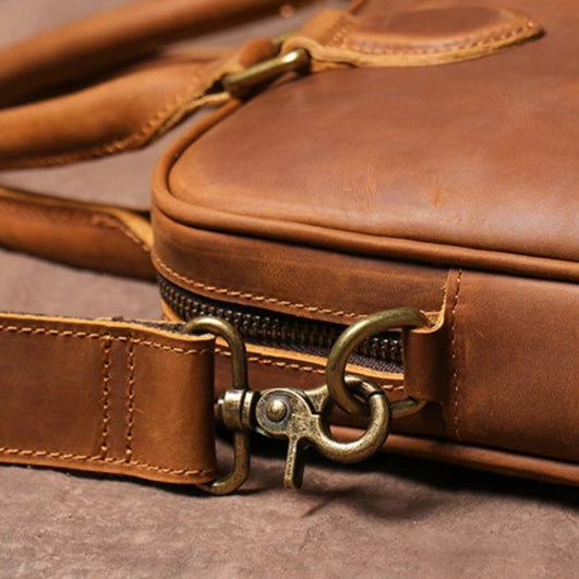 Vue de profil du sac porte-documents vintage, illustrant sa structure fine mais spacieuse pour transporter ordinateur et dossiers.