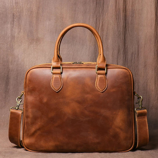 Sac porte-documents vintage en cuir marron posé, affichant son design élégant et sa poignée souple.