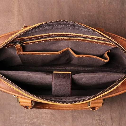 Vue intérieure du sac porte-documents en cuir marron, dévoilant ses multiples compartiments et son grand espace de rangement.