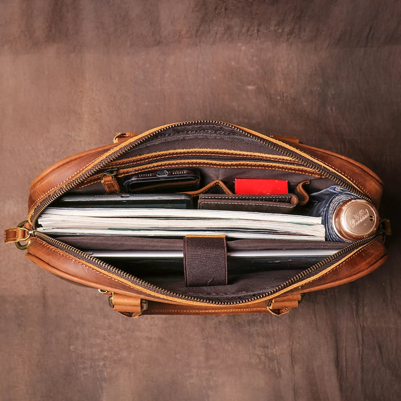 Zoom intérieur du sac porte-documents en cuir marron vintage, parfait pour un usage quotidien avec un look élégant et intemporel.