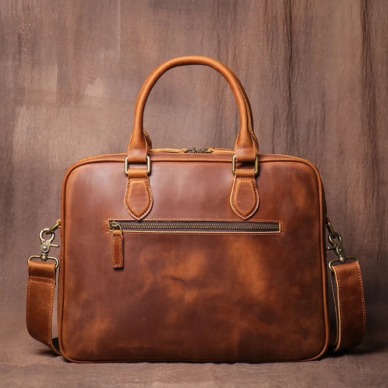 Poche externe du sac porte-documents en cuir marron, pratique pour un accès rapide aux documents et accessoires essentiels.