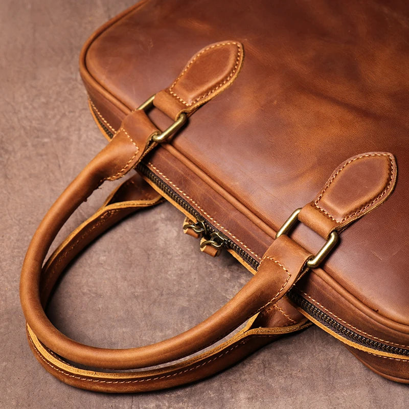 Gros plan sur la fermeture éclair du sac porte-documents vintage, soulignant la finition soignée et la solidité des matériaux.