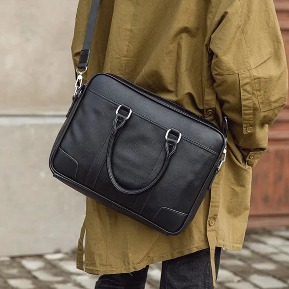 Sac porte-documents en cuir noir élégant, vue portee, parfait pour le bureau et les rendez-vous professionnels
