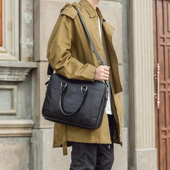 Sac porte-documents en cuir noir élégant, portee, parfait pour le bureau et les rendez-vous professionnels